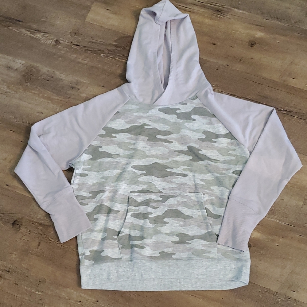 5/$15 Runway Camo Hoodie Size L